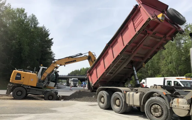 Stavba okružní křižovatky na dálničním přivaděči