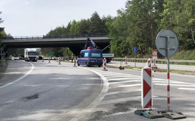 Stavba okružní křižovatky na dálničním přivaděči