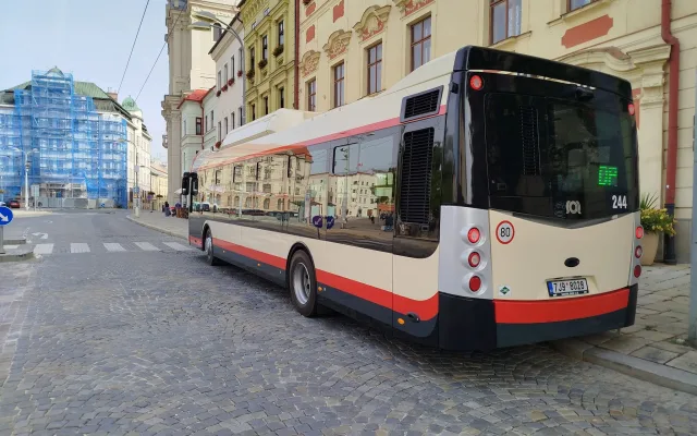 FOTO, VIDEO: V Jihlavě jsou tři nové autobusy, řidič dobíhající cestující nevidí