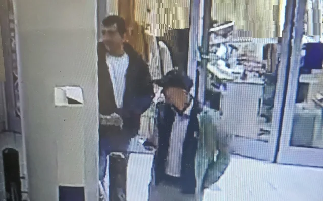 FOTO: V jihlavském Tescu někdo ukradl box s penězi. Poznáte dvojici na fotce?