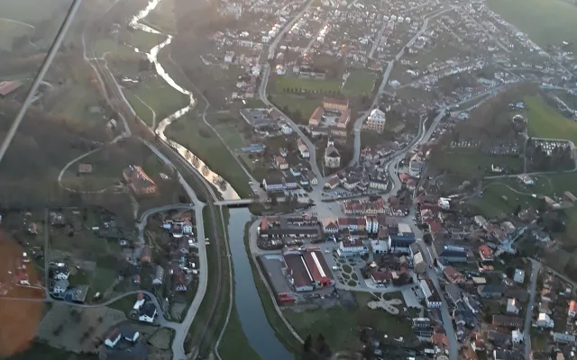 FOTO: Luka nad Jihlavou vypadají z výšky úplně jinak. O víkendu tam bude pouť