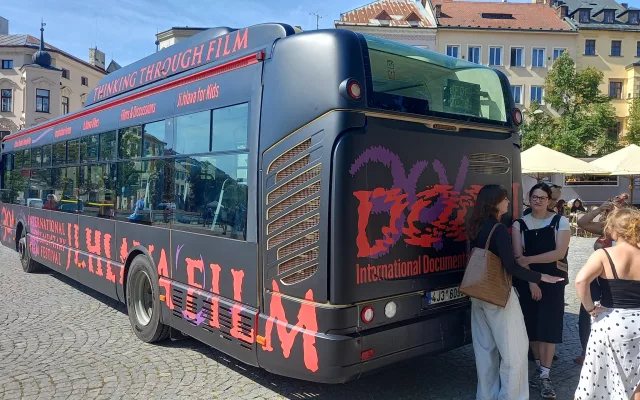 FOTO: Dokumentární Ji.hlava slaví 30, na jihlavském náměstí představila autobus