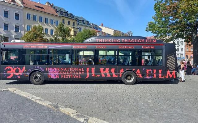 FOTO: Dokumentární Ji.hlava slaví 30, na jihlavském náměstí představila autobus