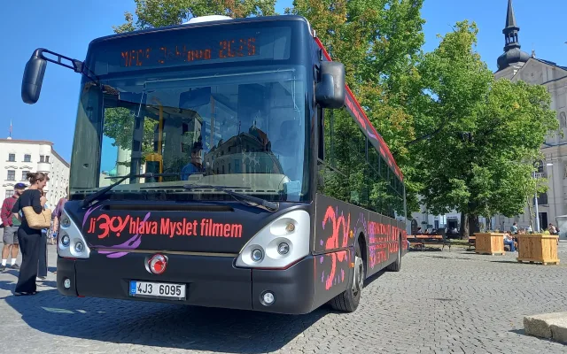 FOTO: Dokumentární Ji.hlava slaví 30, na jihlavském náměstí představila autobus
