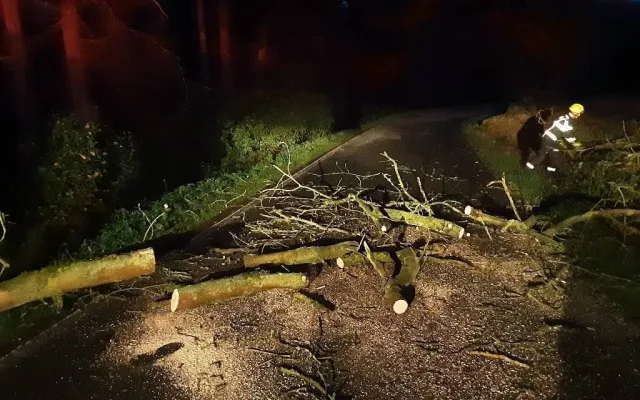 Auto uvízlo ve vodě pod viaduktem. Hasiče na Vysočině vyjížděli k 60 událostem