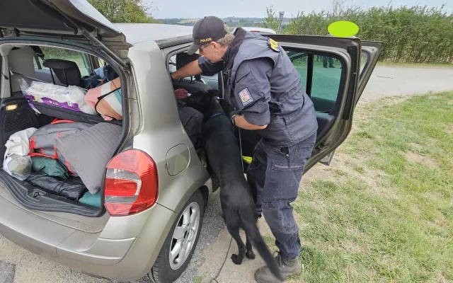 FOTO: Policisté při dohledu na technoparty zažili řadu nevšedních příběhů
