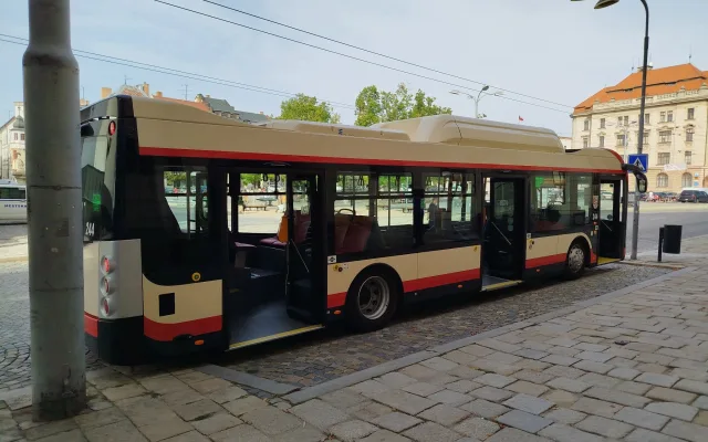 FOTO, VIDEO: V Jihlavě jsou tři nové autobusy, řidič dobíhající cestující nevidí