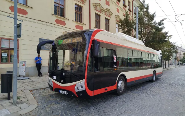 FOTO, VIDEO: V Jihlavě jsou tři nové autobusy, řidič dobíhající cestující nevidí