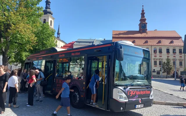 FOTO: Dokumentární Ji.hlava slaví 30, na jihlavském náměstí představila autobus