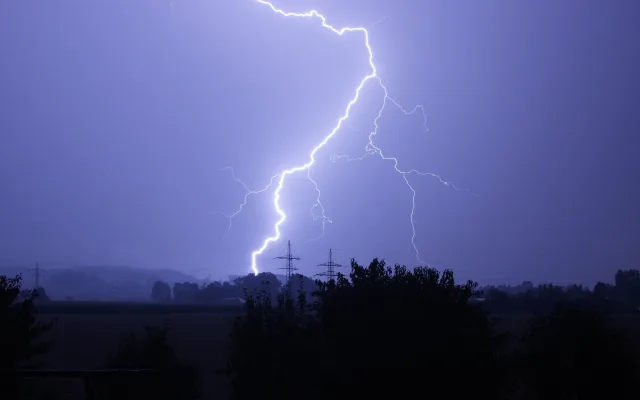 Přes Jihlavsko přešla supercela s blesky, počasí zastavilo vlaky. Nebezpečí trvá