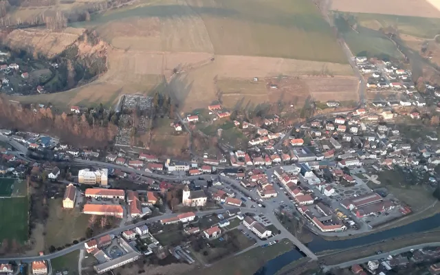 FOTO: Luka nad Jihlavou vypadají z výšky úplně jinak. O víkendu tam bude pouť