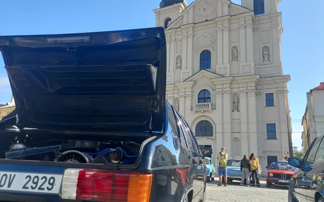 Jihlavské náměstí zaplnila historická vozidla. Před polednem odjela do Dušejova