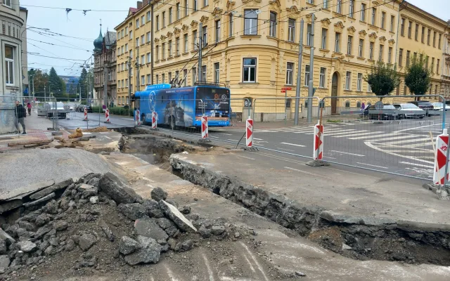 FOTO, VIDEO: Uzavírka Tolstého a třídy Legionářů v Jihlavě už platí i pro MHD