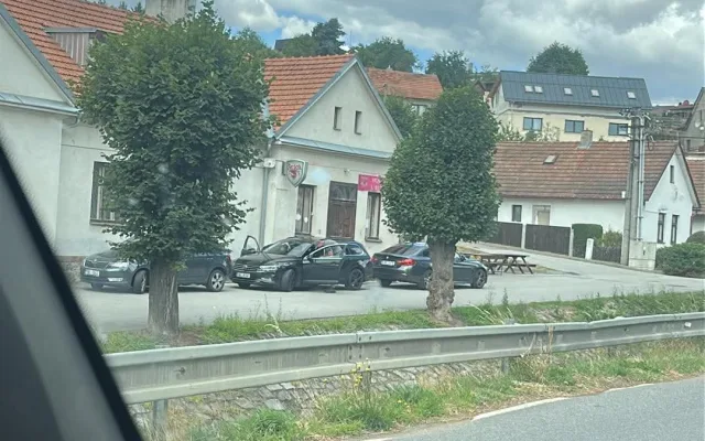 Bylo to jako Kobra 11 v Lukách, popsal hostinský, který sledoval policejní zásah