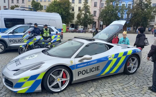 Bezpečný život na Vysočině: Policie přiveze na jihlavské náměstí ferrari