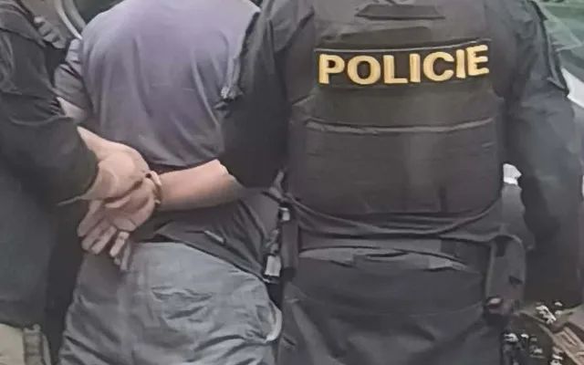 Bylo to jako Kobra 11 v Lukách, popsal hostinský, který sledoval policejní zásah