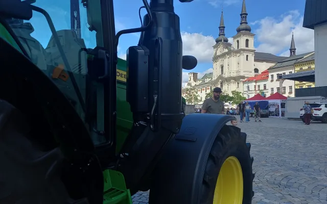 FOTO: Jihlavské náměstí zdobí moderní i historické traktory. Slaví se dožínky