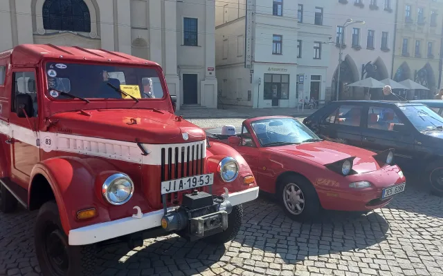 Jihlavské náměstí zaplnila historická vozidla. Před polednem odjela do Dušejova