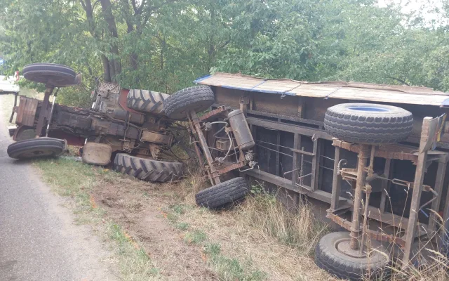 Mladý řidič dostal přívěs do smyku, následně převrátil traktor na bok a zranil se
