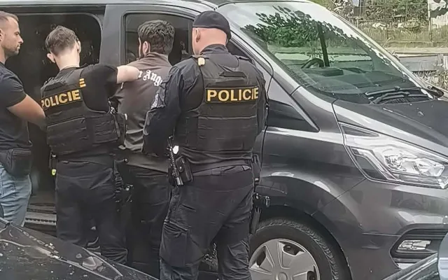 Bylo to jako Kobra 11 v Lukách, popsal hostinský, který sledoval policejní zásah