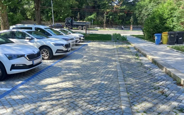 Parkování v Jihlavě XLI.: U parku Legionářů vzniklo nové parkoviště pro 17 aut