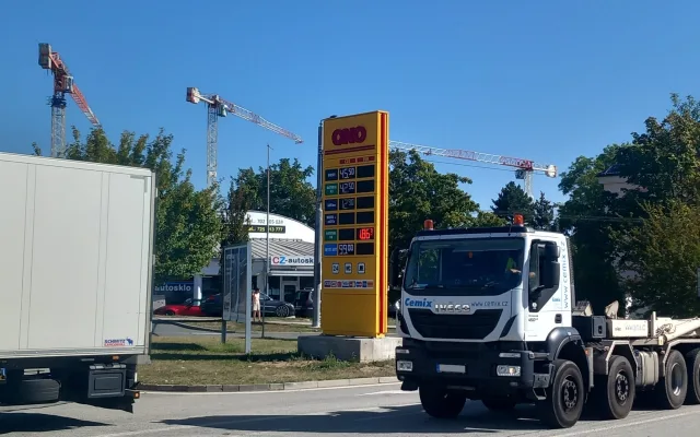 Cena paliv letí nahoru, litr nafty už se u Jihlavy dostal nad padesát korun