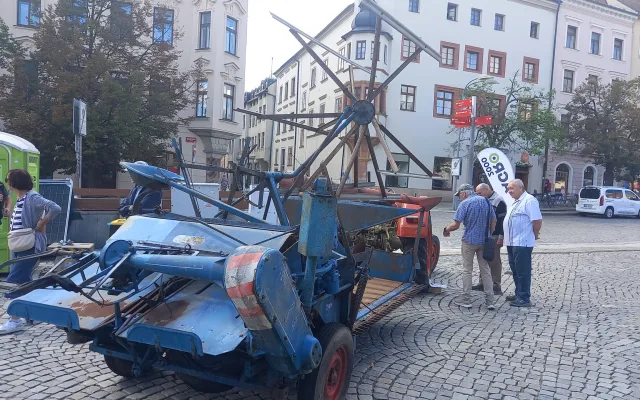 FOTO: Jihlavské náměstí zdobí moderní i historické traktory. Slaví se dožínky