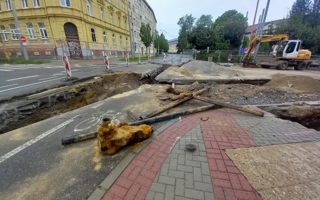 FOTO, VIDEO: Uzavírka Tolstého a třídy Legionářů v Jihlavě už platí i pro MHD