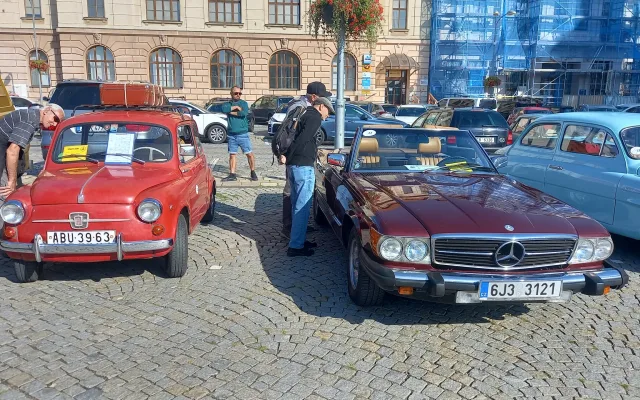Jihlavské náměstí zaplnila historická vozidla. Před polednem odjela do Dušejova
