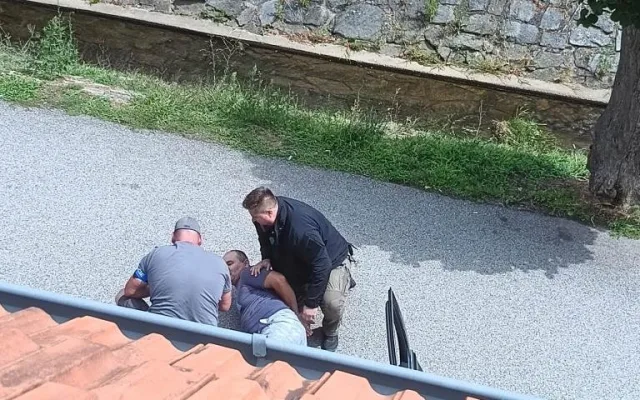 Bylo to jako Kobra 11 v Lukách, popsal hostinský, který sledoval policejní zásah