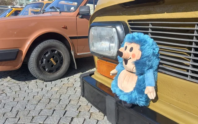 Jihlavské náměstí zaplnila historická vozidla. Před polednem odjela do Dušejova