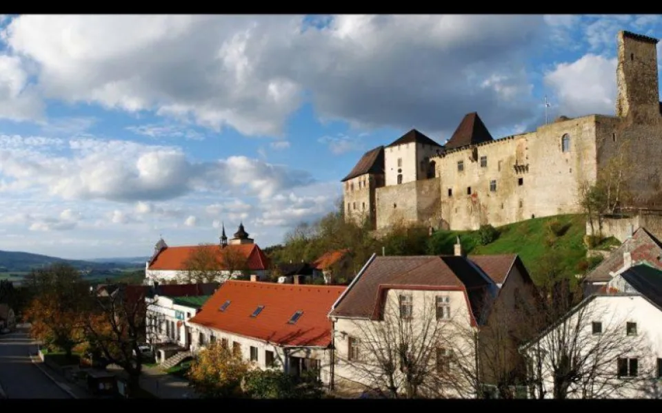 Hrad v Lipnici nad Sázavou letos návštěvníky láká na tradiční prohlídky se šermíři, výstavy, koncerty i Haškovu komůrku.