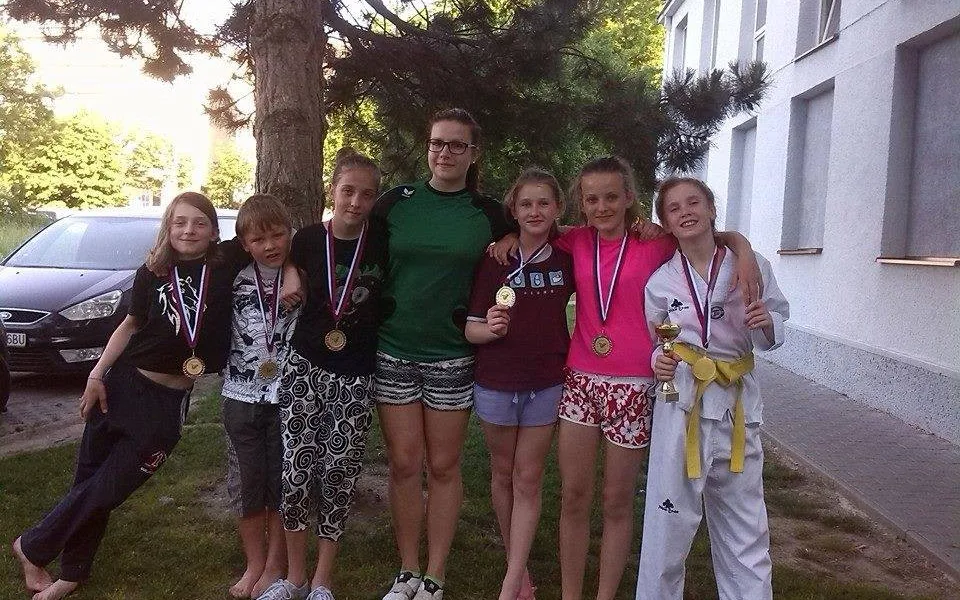Kameničtí taekwondisté měli na Bratislava open medailové žně. Na fotografii s trenérkou Terezou Schindlerovou.