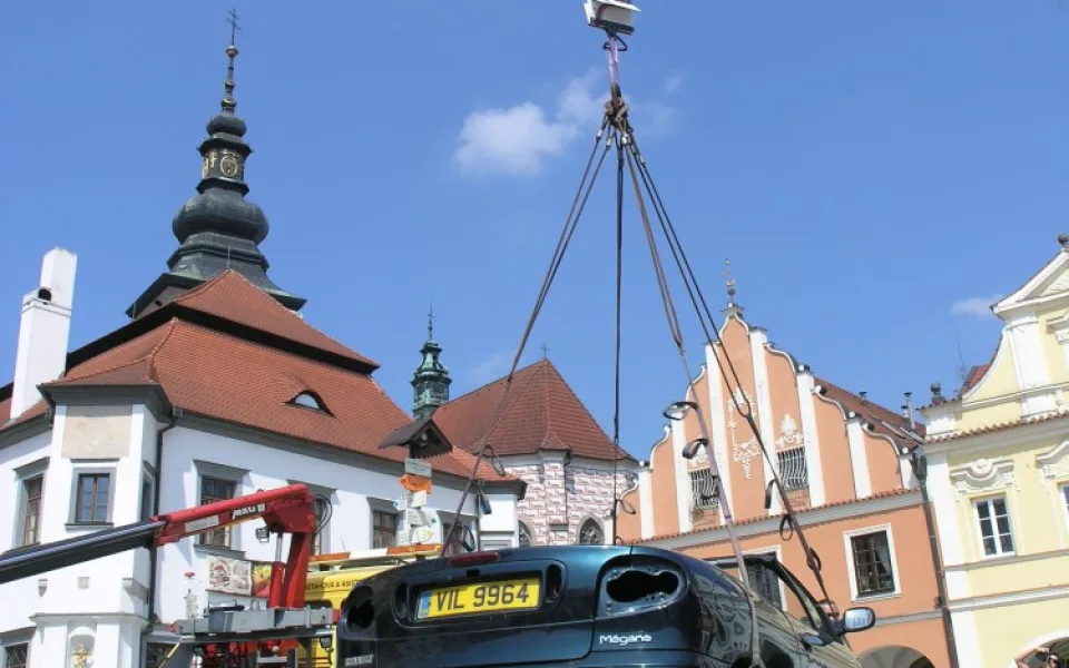 Auto visí za knihu.