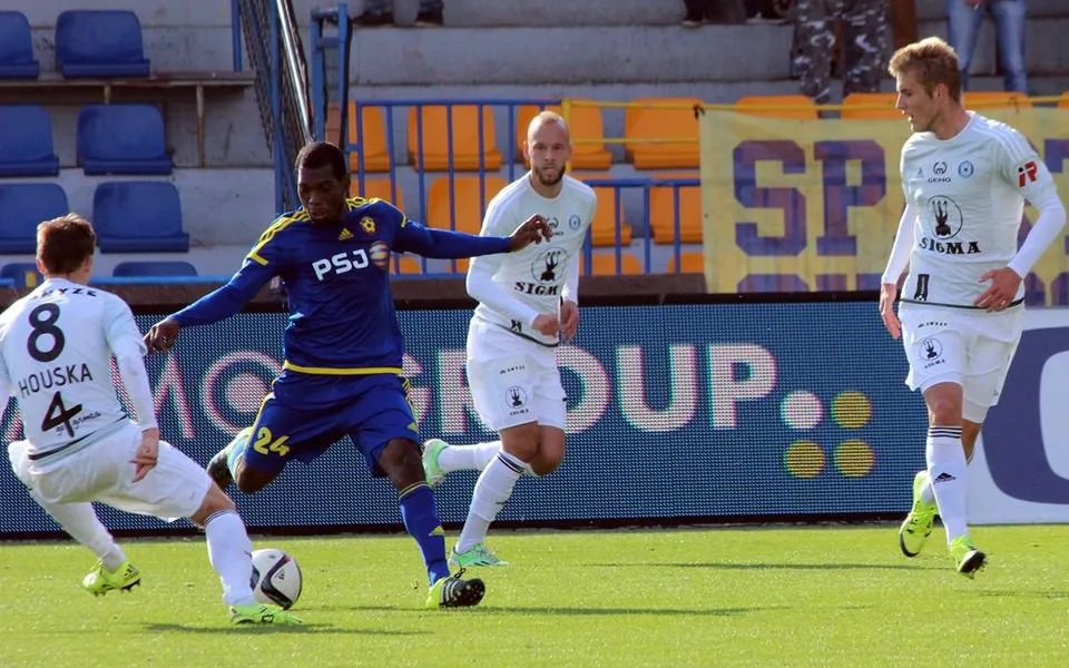 Augusto Batioja v obležení olomouckých protihráčů