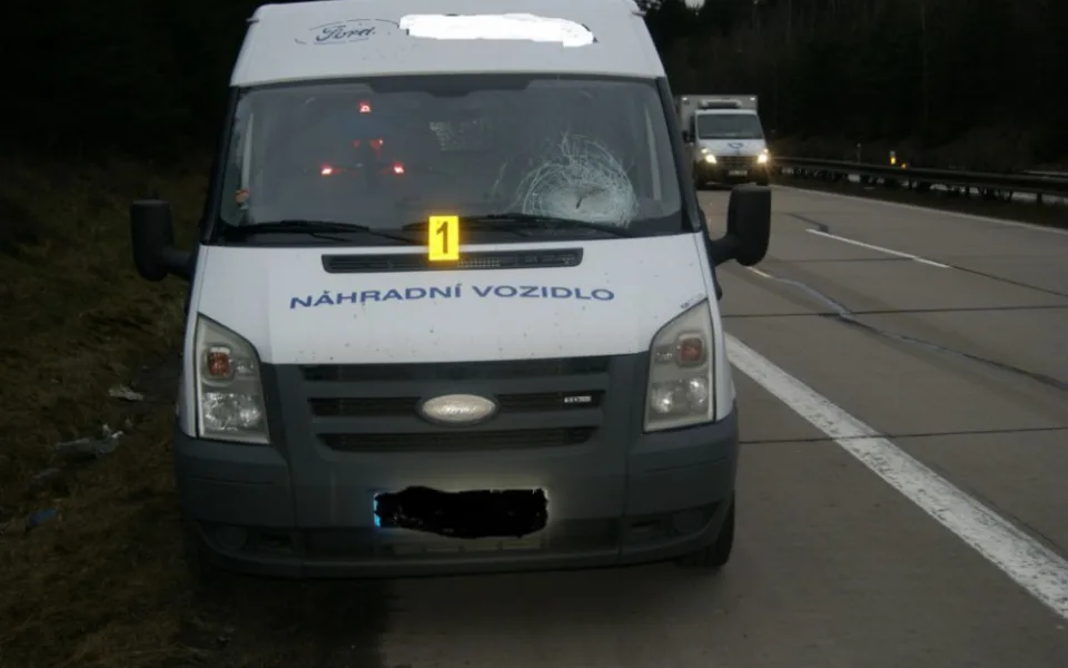 Z mostu na D1 někdo hodil kámen na projíždějící auta