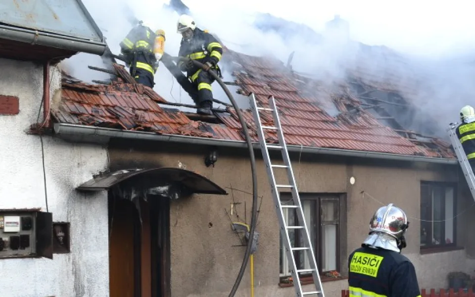 Nedělní požár střechy v Golčově Jeníkově