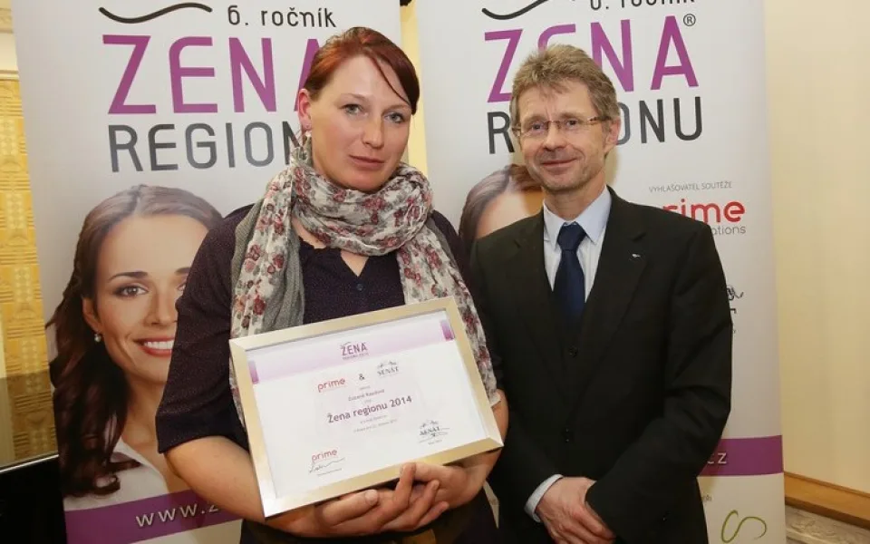 Vítězka posledního ročníku za Kraj Vysočina Zuzana Kazdová přebírá ocenění od senátora Miloše Vystrčila