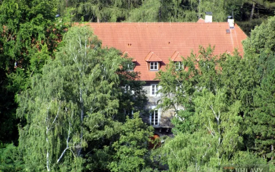 Hrádek na Heulose obklopený stromy