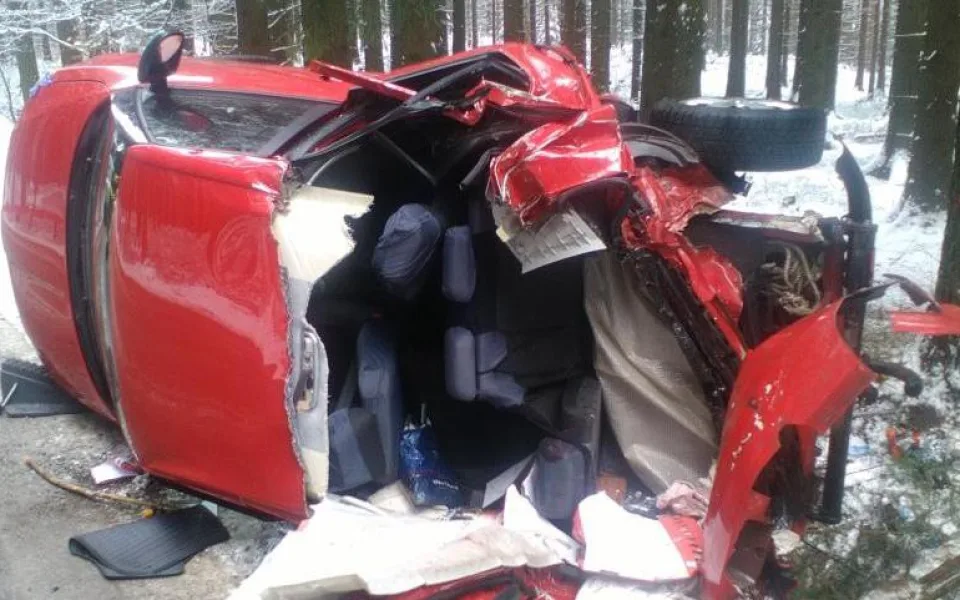 U Cikháje boural řidič. Hasiči ho z auta museli vyprostit hydraulickým nářadím