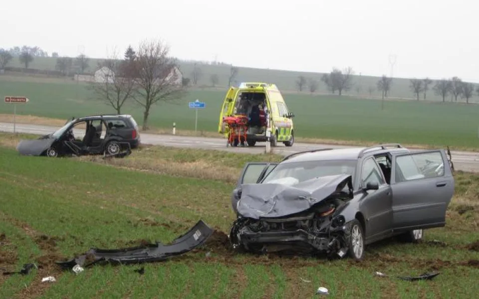 U benzinky v Dukovanech havarovala dvě auta. Výsledkem jsou čtyři zranění lidé
