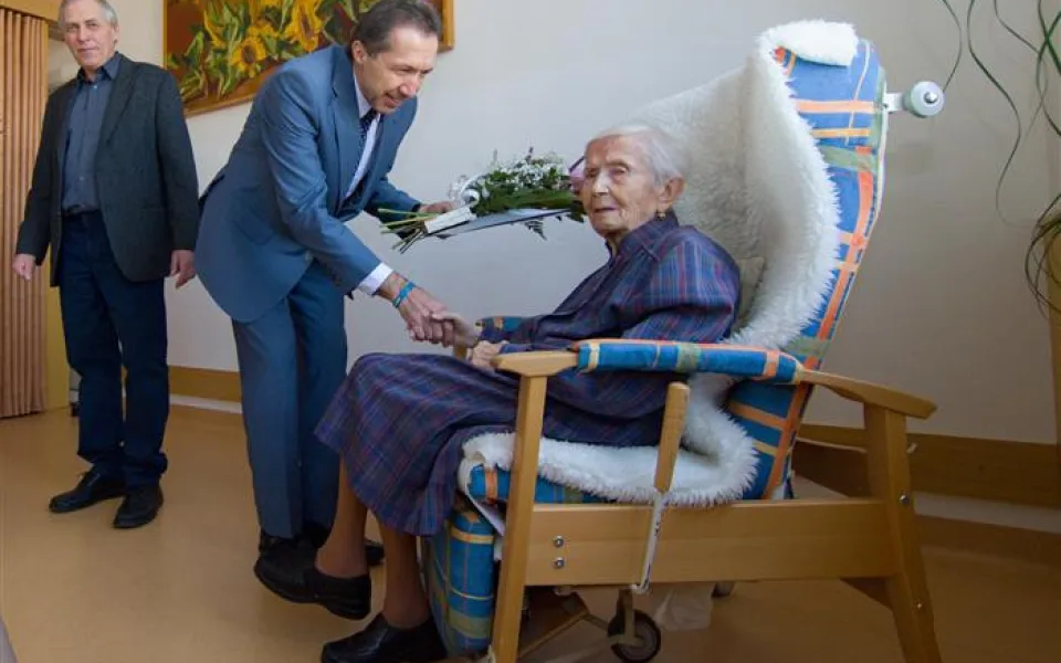 Paní Josefa Nováčková oslavila sté narozeniny. Stále si ráda čte