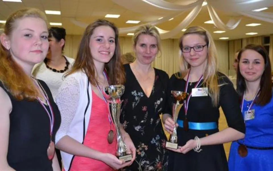 Oceněné studentky z Třebíče spolu s radní Kraje Vysočina Janou Fialovou