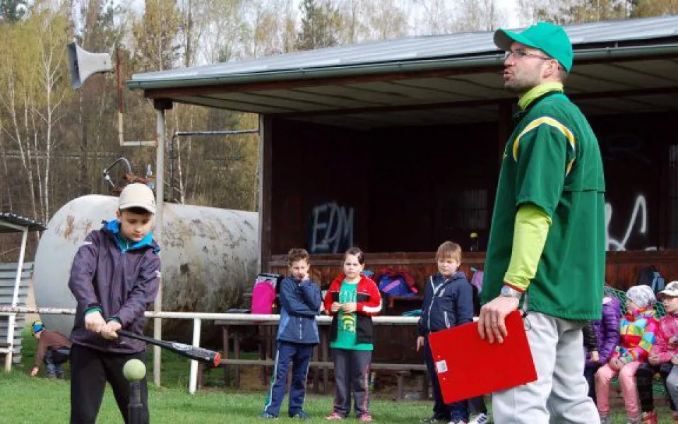 Děti ze základních škol si v rámci turnaje vyzkoušely, jaké to je hrát baseball 