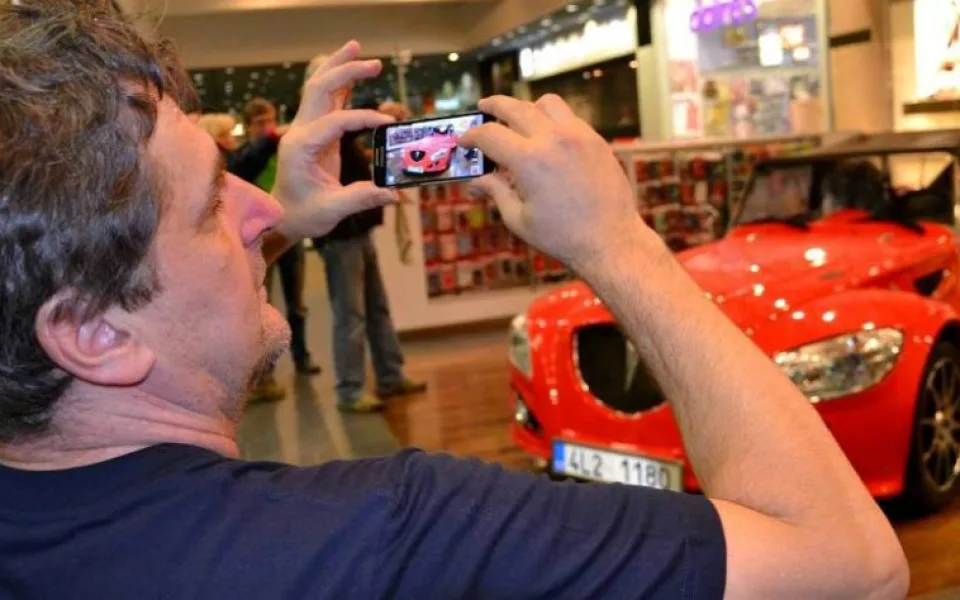 Náměstek hejtmana Libor Joukl v City Parku, kde probíhá výstava automobilů značky Kaipan