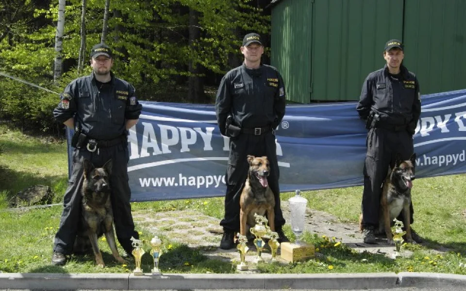 Policejní psovodi soutěžili o putovní pohár. Nejlepší byl nadpraporčík Topinka se psem Wasco