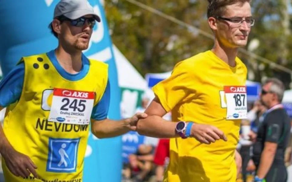 Maraton na Velké čínské zdi pokořila dvojice nevidomých Čechů, jeden je z Vysočiny