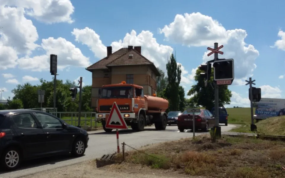 V Kostelci se od zítra bude opravovat železniční přejezd, silnice bude pro řidiče uzavřená