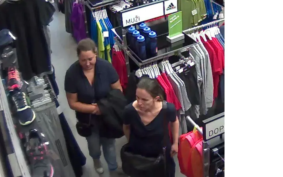 Žena si v City Parku vyhlédla sportovní oblečení, ale zapomněla zaplatit. Teď po ní pátrá policie