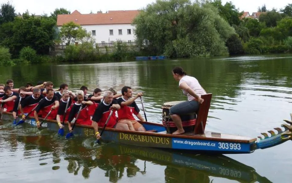 Prázdniny v Telči okoření Závody dračích lodí. Letos je přihlášeno šestnáct posádek
